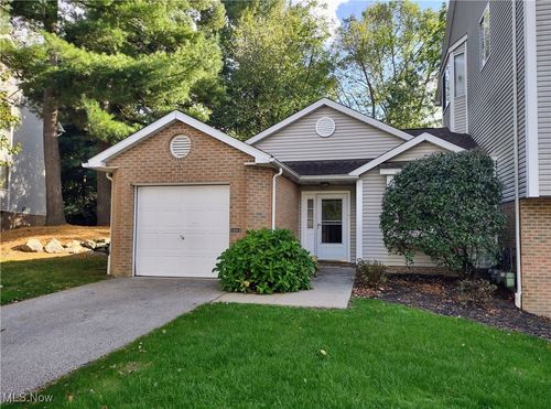 344 Village Pointe Dr, Akron, OH, 44313-7470 | Card Image