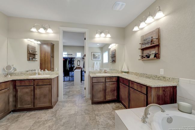 211 Comal Run, House other with 3 bedrooms, 4 bathrooms and null parking in Bulverde TX | Image 24