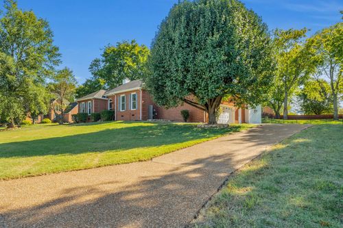 1004 Creekglen Ct, Hendersonville, TN, 37075-8850 | Card Image