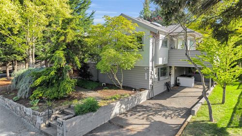 721 Snowdrop Ave, Victoria, BC, V8Z2N3 | Card Image