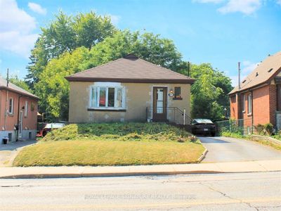 630 Fennell Ave E, House other with 3 bedrooms, 2 bathrooms and 3 parking in Hamilton ON | Image 1