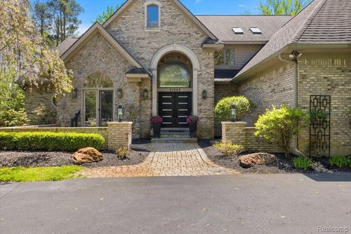 31080 Lucerne Dr, Franklin, MI, 48025-1238 | Card Image