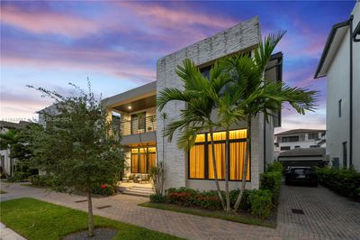 8162 Nw 48th Ter, House other with 4 bedrooms, 4 bathrooms and null parking in Doral FL | Image 3