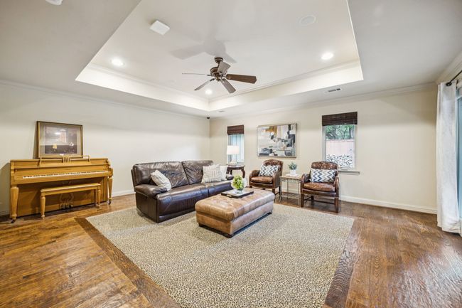 Second living room with outdoor access. | Image 24