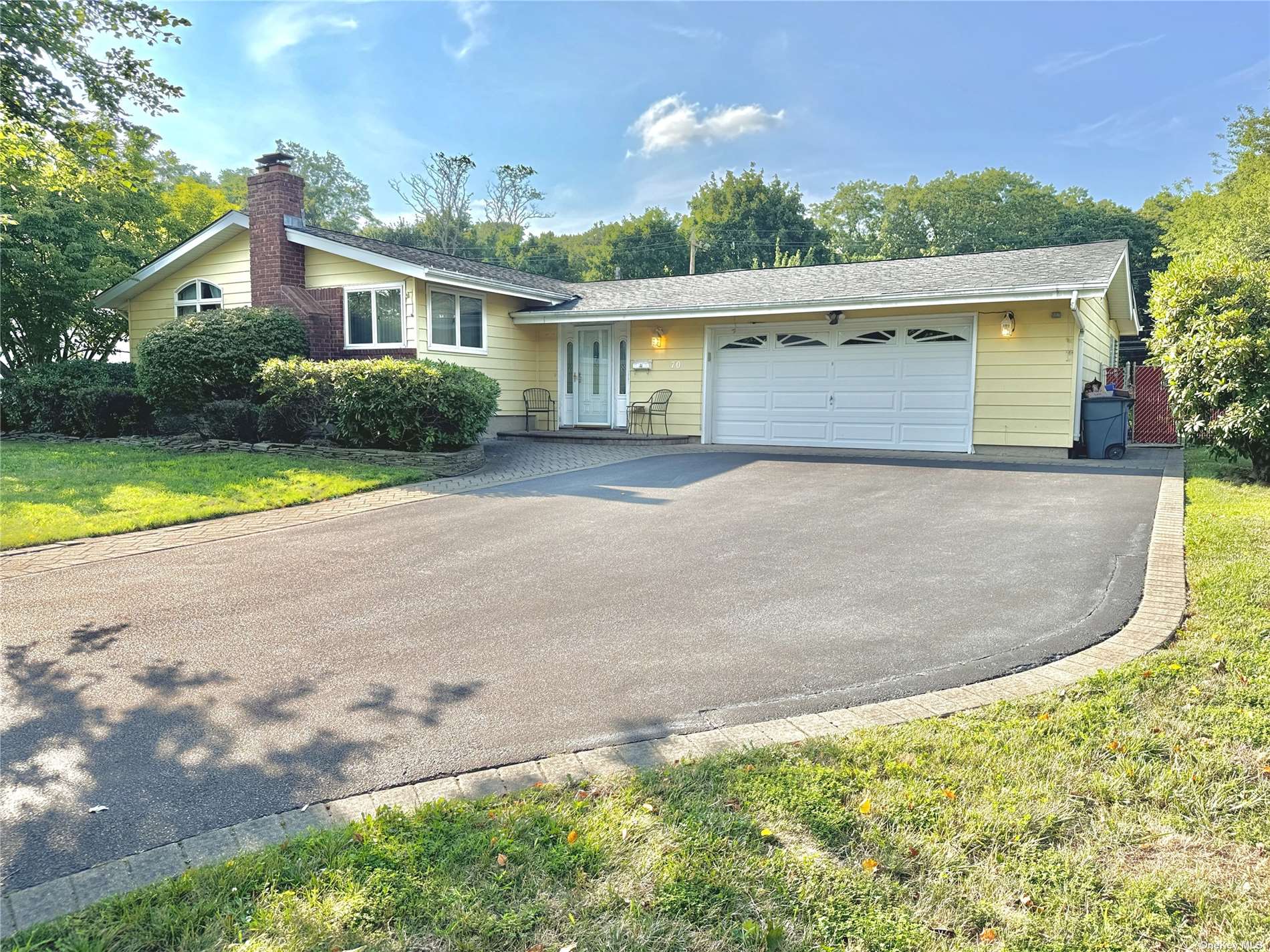 Lauren Ave, Dix Hills, NY 11746