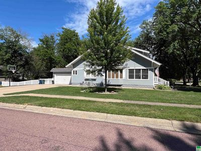 401 2nd St Ne, House other with 4 bedrooms, 2 bathrooms and null parking in Orange City IA | Image 3