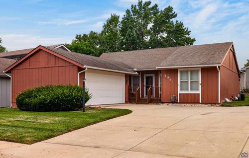2931 Sw Arrowhead Rd, Topeka, KS, 66614-4106 | Card Image