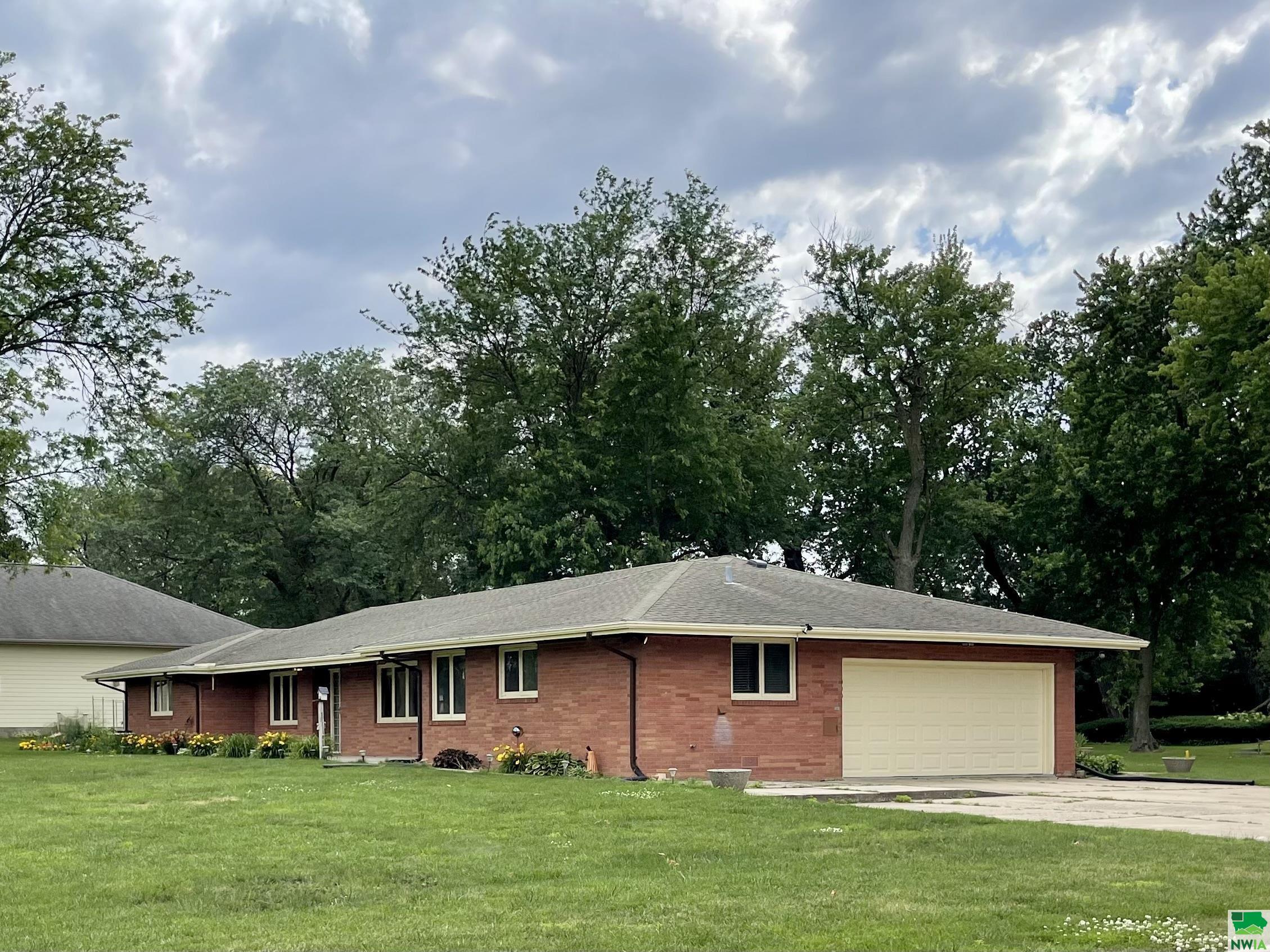 Leona Dr, Storm Lake, IA 50588