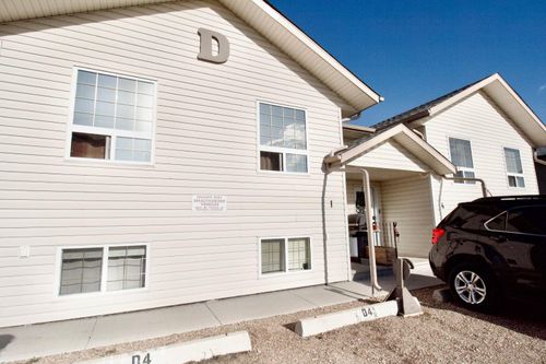 4D - 104 Upland Trail W, Home with 3 bedrooms, 1 bathrooms and 2 parking in Brooks AB | Card Image