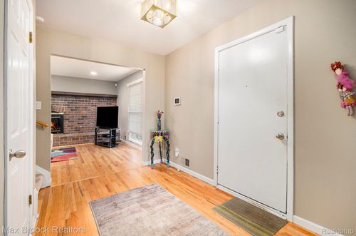 2035 Wickford Ct, Bloomfield Hills, MI, 48304-1088 | Card Image