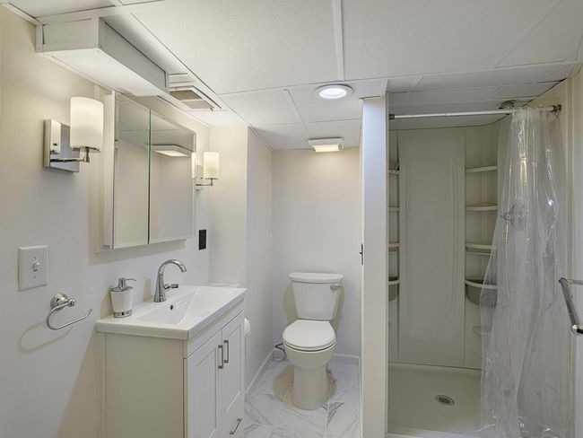15 - Bathroom.jpg | Image 15