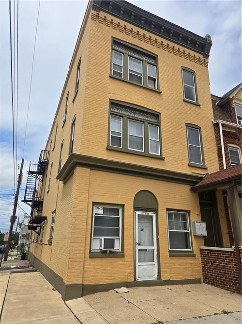 2f-821 W Washington St, Allentown, PA, 18102-1564 | Card Image