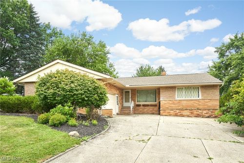 5552 Briarcliff Dr, Garfield Heights, OH, 44125-4156 | Card Image