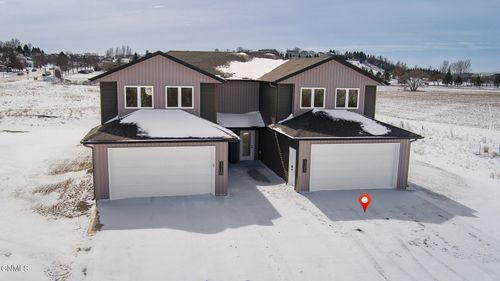 1726 Heart Ridge Loop Se, Mandan, ND, 58554-3511 | Card Image