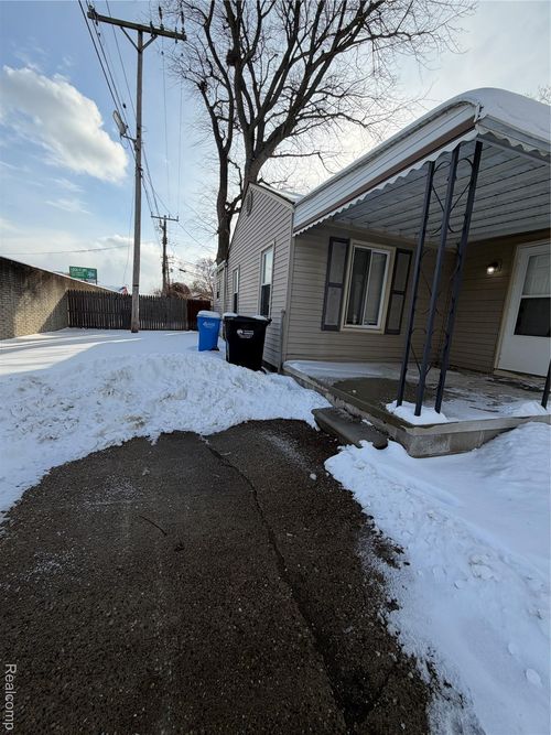 31 W Kalama Ave, Madison Heights, MI, 48071-3947 | Card Image