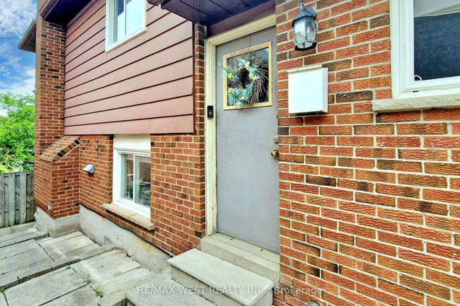 B - 39 Portland Cres, Home with 2 bedrooms, 3 bathrooms and 2 parking in Newmarket ON | Image 29