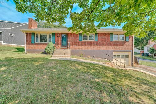 1129 Stoutamire Dr, Salem, VA, 24153-4007 | Card Image