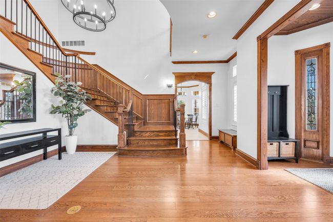 Front entrance with view into the breakfast room | Image 9