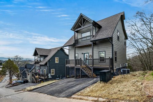 2125 Eagle Feather Dr, Sevierville, TN, 37876-0690 | Card Image