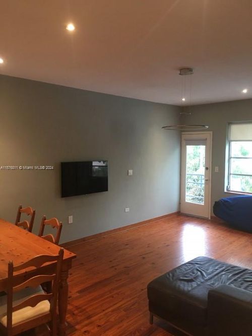 apt-17-4720 Pine Tree Dr, Miami Beach, FL, 33140-3172 | Card Image