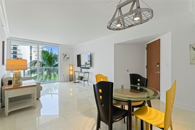 911 - 6365 Collins Ave, Condo with 1 bedrooms, 1 bathrooms and null parking in Miami Beach FL | Image 3