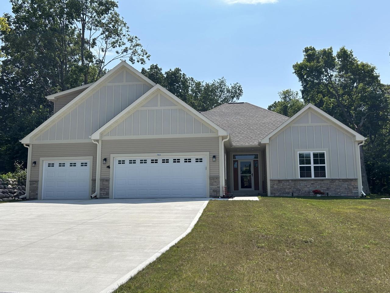 Monroe Ave, Hartford, WI 53027