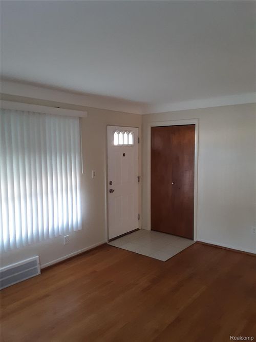 25094 Waldorf St, Roseville, MI, 48066-5730 | Card Image