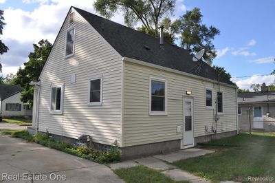 23722 Tawas Avenue, Home with 4 bedrooms, 1 bathrooms and null parking in Hazel Park MI | Image 3