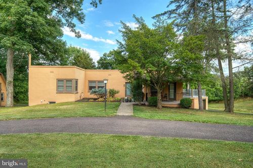 325 E 9th Ave, COLLEGEVILLE, PA, 19426-2321 | Card Image