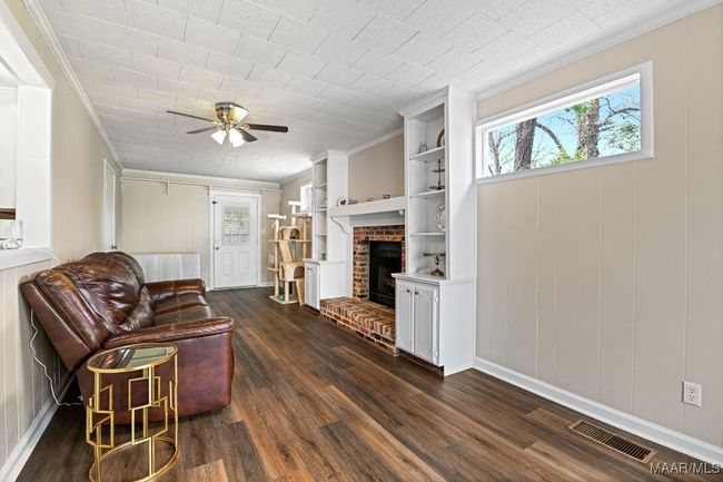 Beautiful floors in den | Image 17