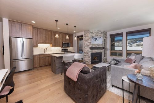 204-1090 Blue River Pkwy, SILVERTHORNE, CO, 80498-5338 | Card Image