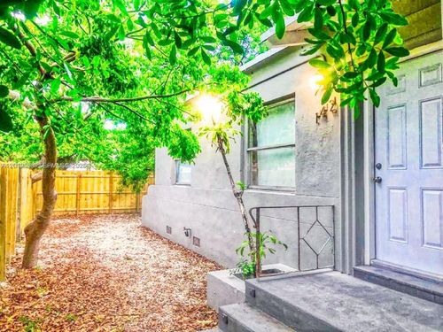 a-142 Ne 56th St, Miami, FL, 33137-2424 | Card Image