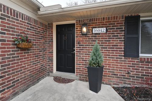 16042 Hummel Dr, Beverly Hills, MI, 48025-5622 | Card Image