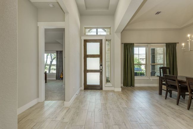 Entry foyer | Image 6