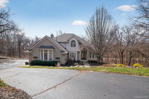 10384 Overhill Dr, Brighton, MI, 48114-7577 | Card Image