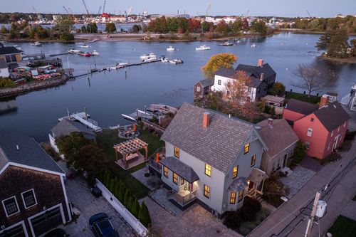 35 Salter St, Portsmouth, NH, 03801-5229 | Card Image