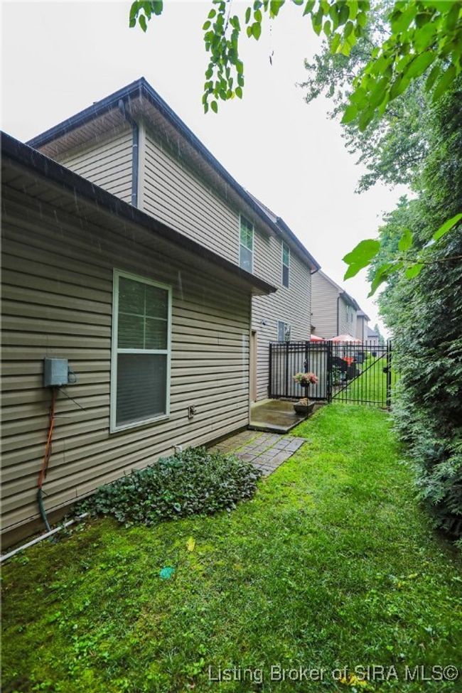 Back yard is gated | Image 33
