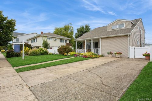 625 E Walnut St, Long Beach, NY, 11561-3715 | Card Image