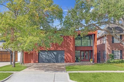 A custom built home designed by architect James Collier for his personal reidence. The current owners for 32 years have just completed a refurbishing of the home to its original glory. | Image 2