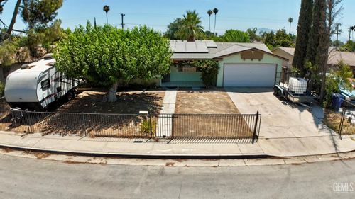3820 Shenandoah Dr, Bakersfield, CA, 93304-6746 | Card Image