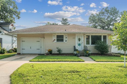 1003 New St, Manchester, IA, 52057-1349 | Card Image