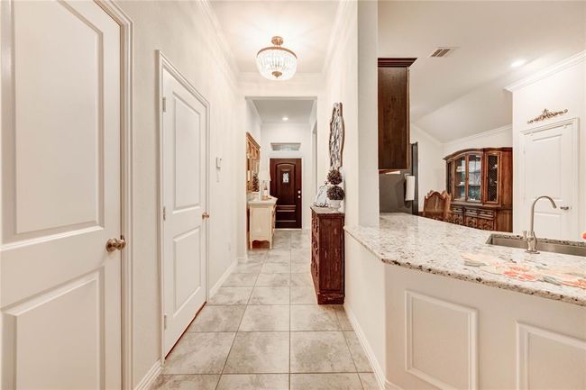 Main entry way with upgraded lighting | Image 15