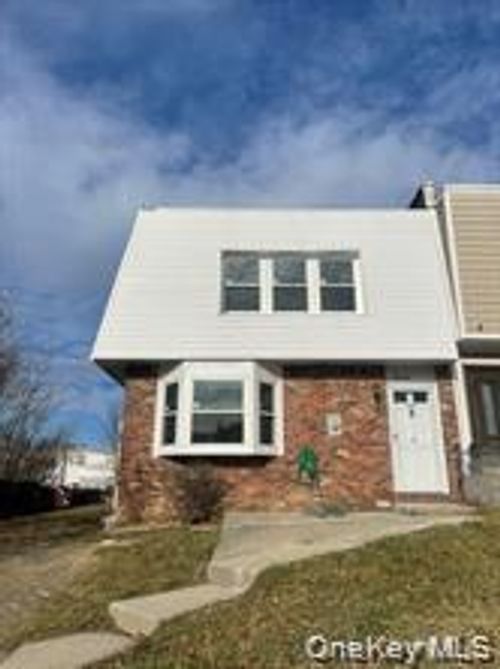 18 Chaucer Ct, Middletown, NY, 10941-1802 | Card Image