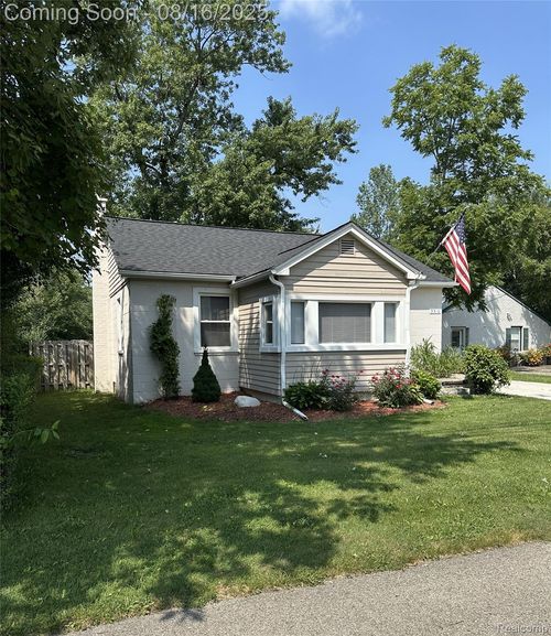 3310 Crooks Rd, Rochester Hills, MI, 48309-4153 | Card Image