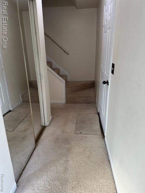 942 Hogarth Ave, Waterford, MI, 48328-4133 | Card Image