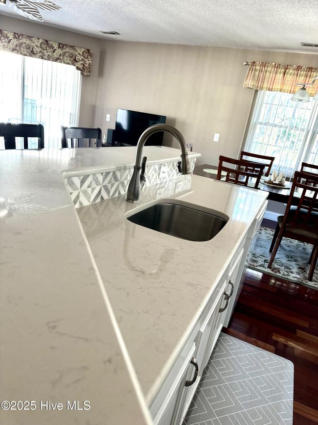 Spacious counter/bar area | Image 6