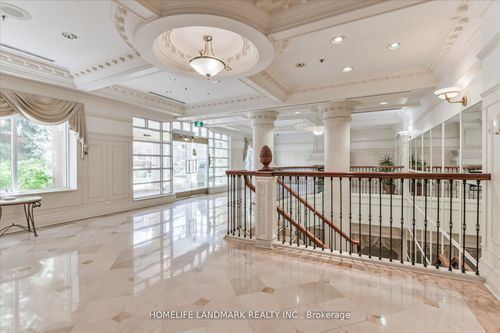 206-18 Sommerset Way, North York, ON, M2N6X5 | Card Image