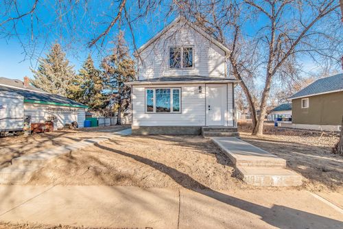 609 Clay Ave Se, Medicine Hat, AB, T1A3K3 | Card Image