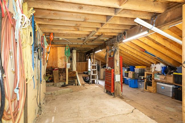 Single garage with EV charging outlet | Image 73