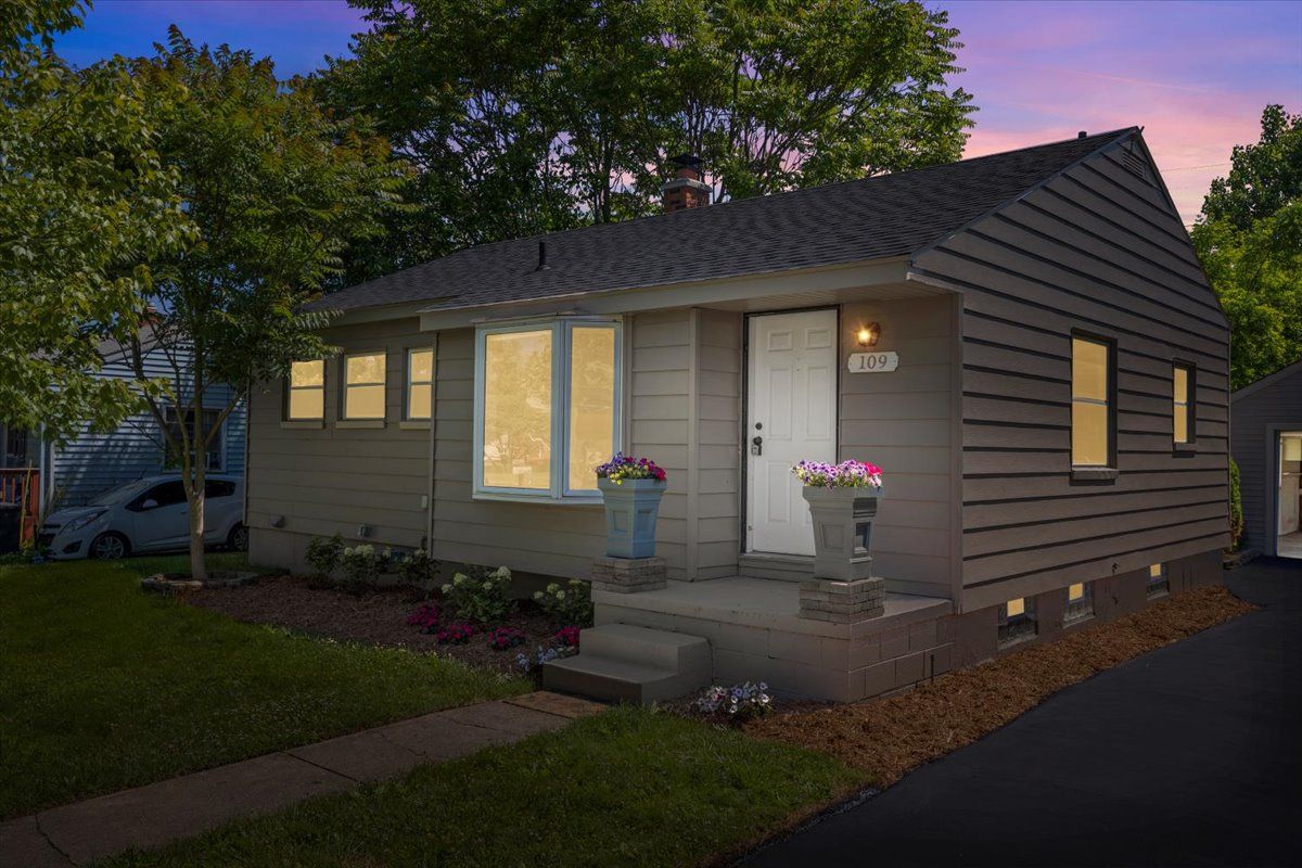 Coleman Dr, Waterford, MI 48328
